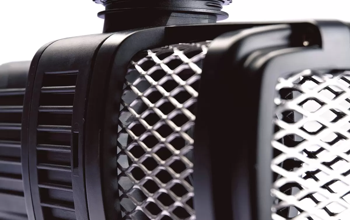 Stainless steel pump guard<br />Thanks to this high quality, stainless steel filter basket coarse pollutant particles up to 6 mm in size are displaced with ease.